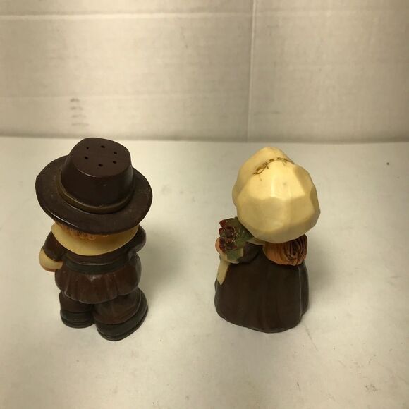 Vintage Hallmark Thanksgiving Pilgrims Salt and Pepper Shakers - Picture 4 of 6